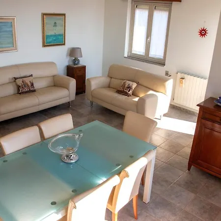Apartment By The Sea *